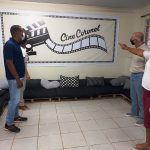 Vereadores visitam cinema da Escola Coronel Manoel Dias Ferraz