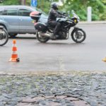 trafego-de-automoveis-em-estrada-de-pedra-na-cidade-velha-motocicletas-carros-passando-ao-longo-da-estrada