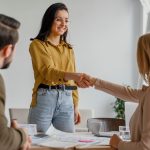 empresarias-apertando-as-maos-no-trabalho