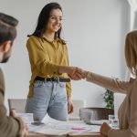 empresarias-apertando-as-maos-no-trabalho